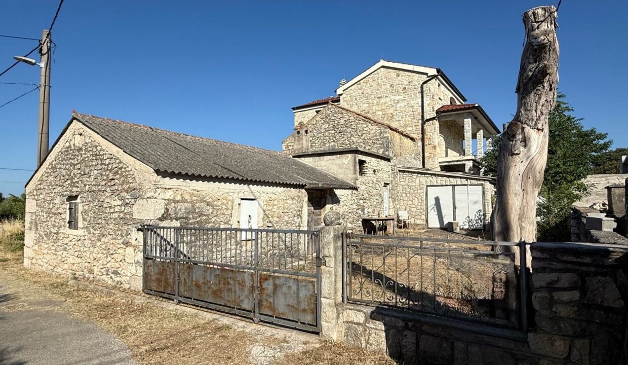 prodaju-kuca-visocanima-slika-253876438