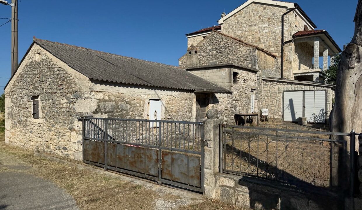 prodaju-kuca-visocanima-slika-253876444